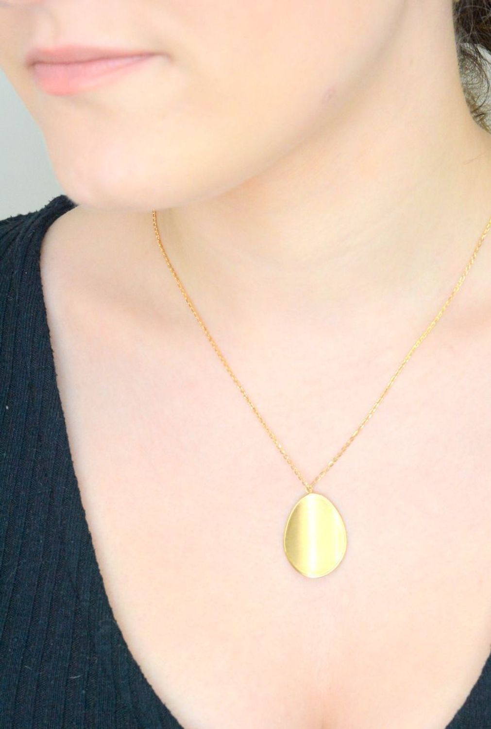 Złoty naszyjnik damski z satynową owalną zawieszką Blaszka 585 C GA 177 0690. Złoty naszyjnik 585 celebrytka z zawieszką geometryczną. 2.jpg